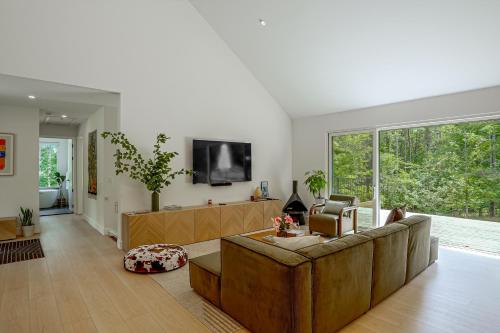 Catskills New Build w/ Private Hot Tub! in East Durham (NY)
