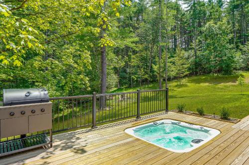 Catskills New Build w/ Private Hot Tub! in East Durham (NY)