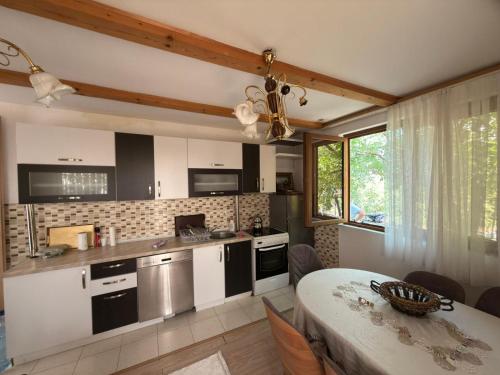 ห้องครัว, Paradise Villa in กราซานิกา