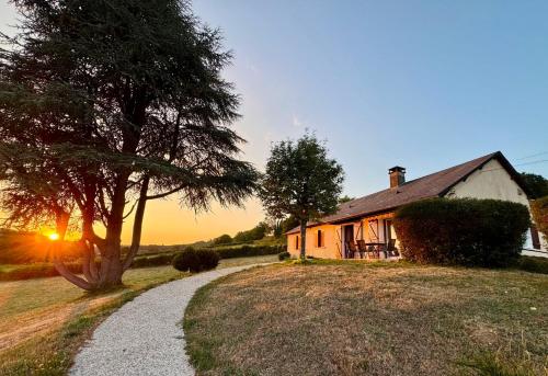Belle maison de campagne avec vue sur le Morvan in Шато-Шинон