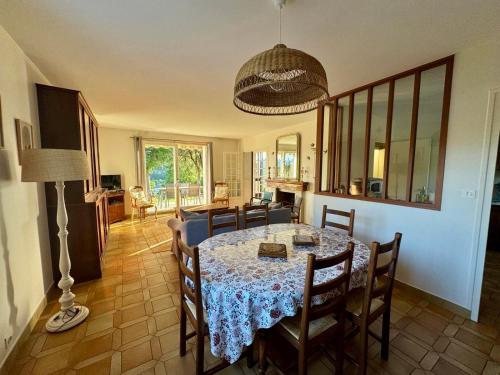 Belle maison de campagne avec vue sur le Morvan in Шато-Шинон