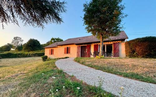 Belle maison de campagne avec vue sur le Morvan in Шато-Шинон