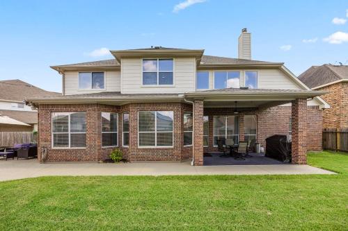 Cozy Home in Houston with heated pool and hot tub in Ellington