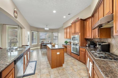 Cozy Home in Houston with heated pool and hot tub in Ellington