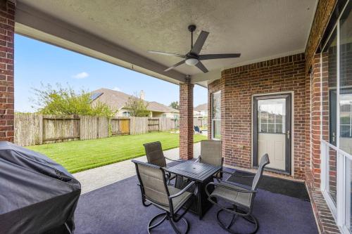 Cozy Home in Houston with heated pool and hot tub in Ellington