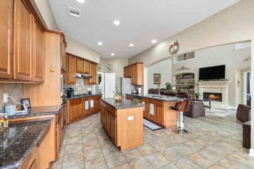 Cozy Home in Houston with heated pool and hot tub in Ellington