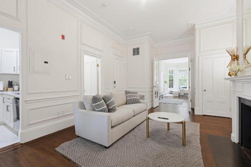Elegant Back Bay Stay on Hereford Street - image 5