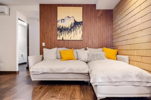 Modern and centrally located, 10 min from Macroplaza with pool