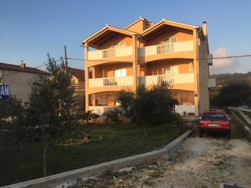  Apartments Mladenka 20m from marina!, Pension in Sukošan