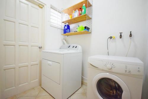Large 3-bed townhouse wshared pool - image 3
