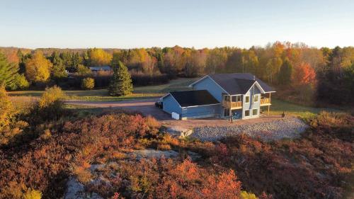 The Bluebird Lodge French River - Pet friendly