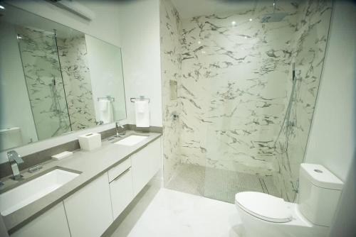 Two Bedroom Cable Beach Condo with patio - image 3
