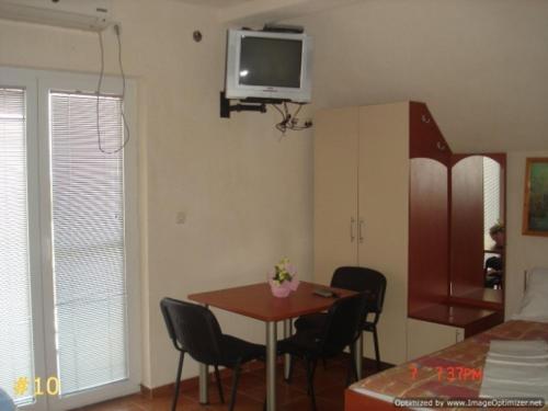 Studio (3 Adults)