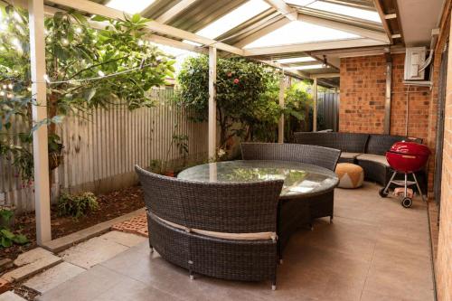 Modern Spacious 2-Storey 4BR House, Near CBD Shops in 聖奧爾本斯