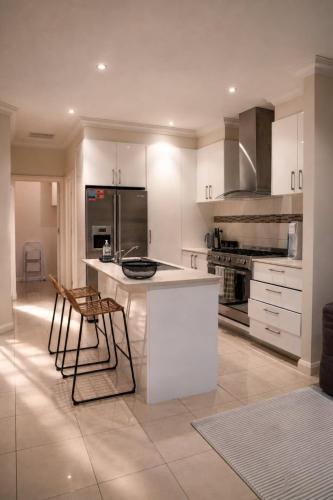 Modern Spacious 2-Storey 4BR House, Near CBD Shops in 聖奧爾本斯