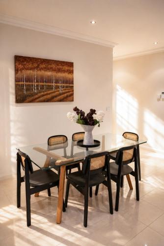Modern Spacious 2-Storey 4BR House, Near CBD Shops in 聖奧爾本斯