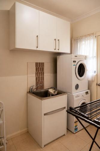 Modern Spacious 2-Storey 4BR House, Near CBD Shops in 聖奧爾本斯