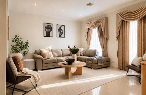 Modern Spacious 2-Storey 4BR House, Near CBD Shops in 聖奧爾本斯