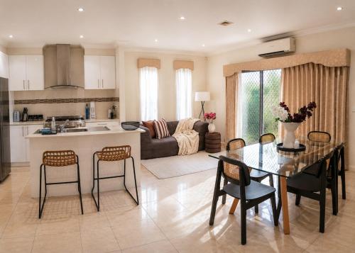 Modern Spacious 2-Storey 4BR House, Near CBD Shops in 聖奧爾本斯