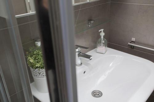Apartment image 10