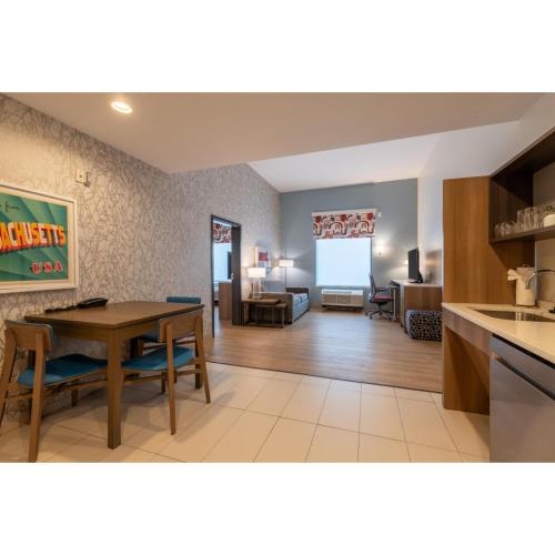 Mutfak, Home2 Suites by Hilton Raynham Taunton in Raynham