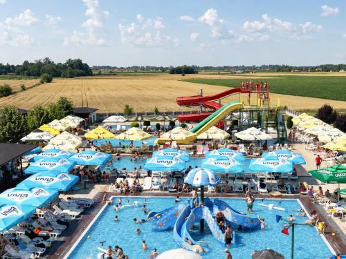 Akvaparks, Semberski Salaš Intergaj Hotel (Semberski Salas Intergaj Hotel) in Dvorovi