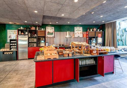 Food and beverages, B&B HOTEL Paris Nord 18eme in Saint Denis