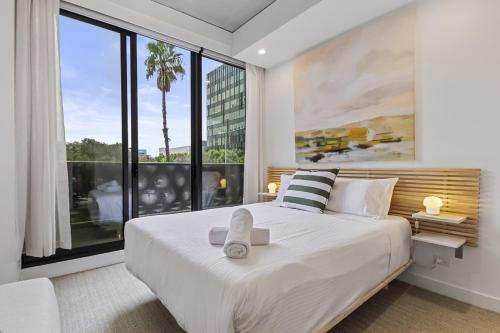 Live Luve - Stylish Docklands Loft - Free Parking, Pool & Gym
