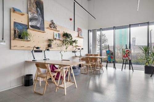 Stylish Apartment for 4 Guests with Balcony and Parking by Renters Prestige - image 4
