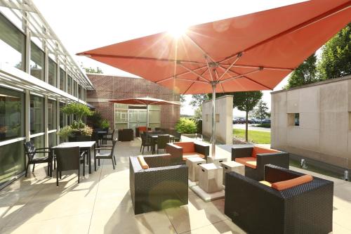 ระเบียง/ชานเรือน, ไอโฮเทล แอนด์ คอนเฟอเรนซ์เซ็นเตอร์ แชมเพน (I Hotel and Conference Center - Champaign) in แชมเพน (IL)