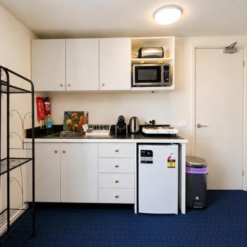 Køkken, Hotham Ski Out 6 Person Max Studio with pool sauna and spa in Mount Hotham