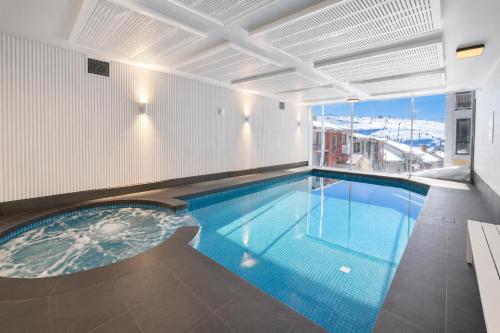 Boblebad, Hotham Ski Out 6 Person Max Studio with pool sauna and spa in Mount Hotham