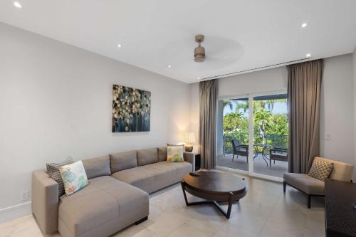 Modern Condo at One Cable Beach with Balcony - image 3