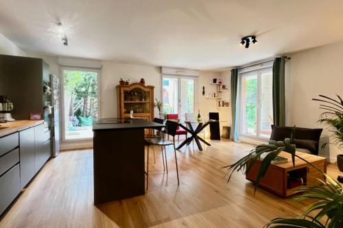 Un appartement moderne une terrasse et un jardin
