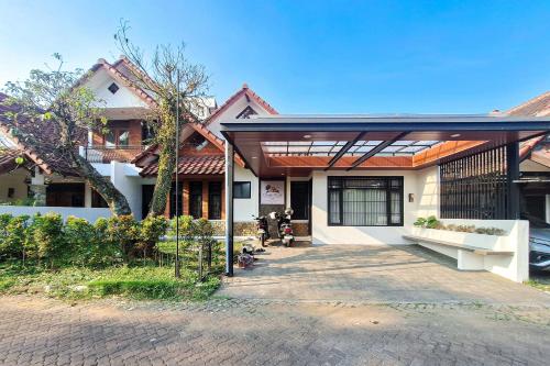 Entrance, Urbanview Omah Obah Antapani Bandung in Kiaracondong