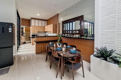 Kitchen, Urbanview Omah Obah Antapani Bandung in Kiaracondong