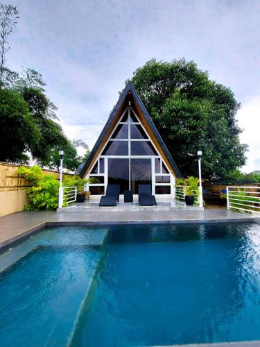 Aya Farm Resort - Cabin 1 with Pool in Iba