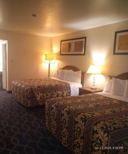 2 queen beds