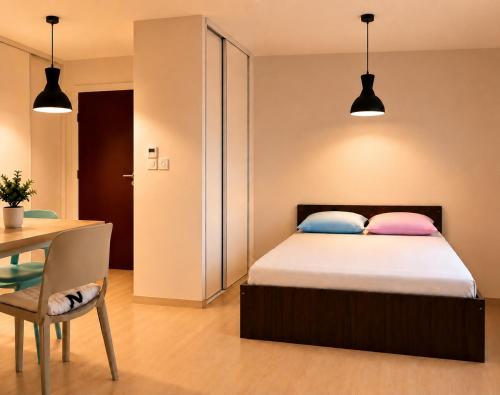 Bright Studio with Balcony, Tram 17, Gaillard, Geneva in Gaillard