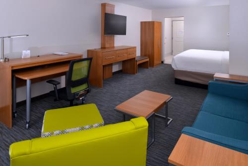 Holiday Inn Express & Suites Lexington Midtown - I-75, an IHG Hotel