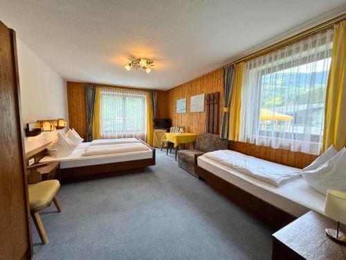 1 queen bed, 1 twin bed