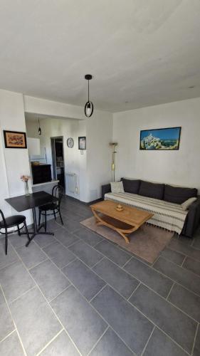 Nice modern house, bright and quiet assured