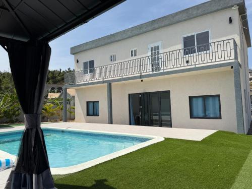 3 Bedrooms 3 and a half Bathrooms Villa Private Pool Free Beach Club