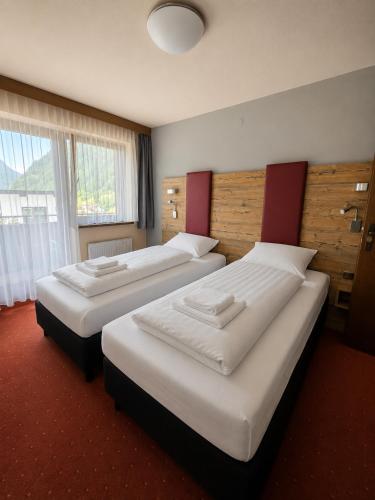 2 twin beds, 2 bunk beds