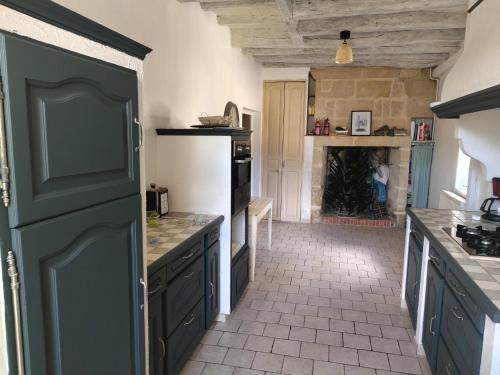 Maison au cœur des châteaux. (Maison au cœur des chateaux.) in La Chapelle-aux-Naux