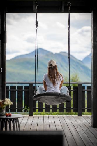 Luxurious 5-Bedroom Mountain Chalet with Sauna, Panoramic Views, and Two Full Bathrooms, Gloppen