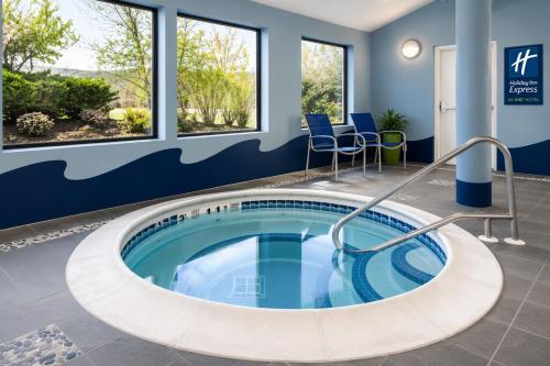 Swimming pool, Holiday Inn Express & Suites Cooperstown by IHG in Hartwick Seminary (NY)