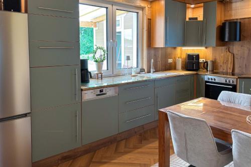 köök, Neubau am See exklusive Ausstattung und Terrasse in Surwold
