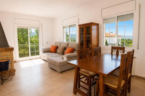 Közös társalgó / TV, Catalunya Casas Spacious Mountain Retreat with Private Pool in Bisbal del Panades