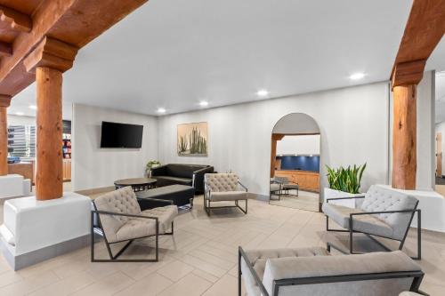 Lobby, Lexington Inn and Suites - Goodyear-West Phoenix in Goodyear